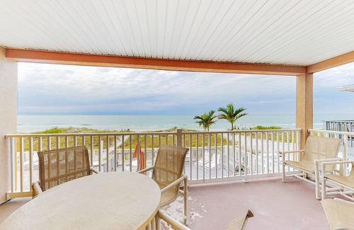 Indian Rocks Beach Condo | Oceanfront condo with WiFi, pool & views - walk to dining & attractions
