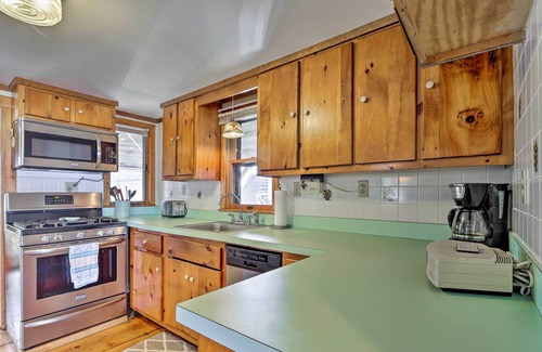 Brant Rock House | Oceanfront Cape Cod Home w/Porch, Yard + Grill!