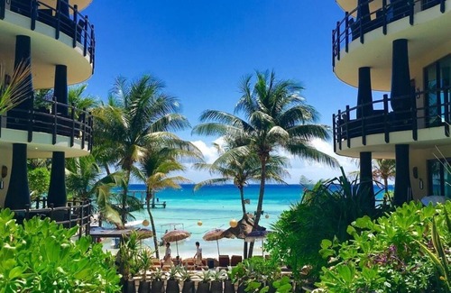 Downtown Condo | Oceanfront condo on the beach w/hot tub! Minutes walk to restaurants and bars!