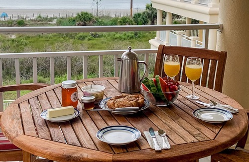 Daufuskie Island Condo | Oceanfront condo with stunning view, wraparound balcony, pool & hot tub