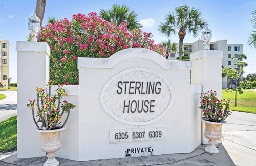 Floridana Beach Condo | Oceanfront condo with private beach, pool and tennis court, elevator.