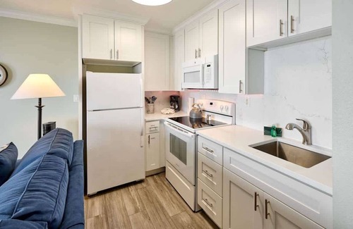 Logsden Condo | Oceanfront Condo - Easy Beach Access - Pool and Hot Tub!