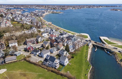Gloucester Condo | Oceanfront Condo with Game Room & 3 Decks