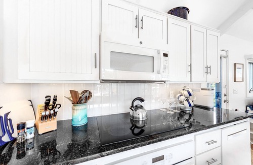 Boothbay Harbor House | Oceanfront Cottage & Studio on Mill Cove w/Water Views, Deck - Walk Downtown