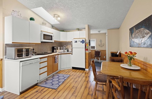 Sooke Hotel | Oceanfront Cottage: Private Dock, Beach Access, Hot Tub, BBQ & Free Kayaks
