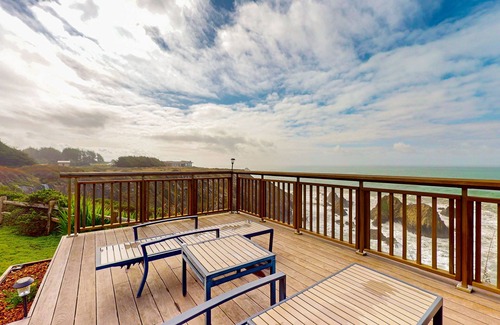 Philo Cottage | Oceanfront cottage with deck, stunning 180-degree views & 7.5 acres
