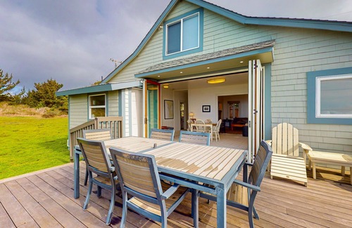 Philo Cottage | Oceanfront cottage with deck, stunning 180-degree views & 7.5 acres