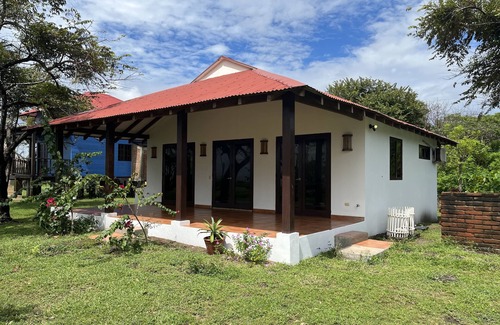 Leon House | Oceanfront Escape: 2BR Bungalow on Nicaragua’s Treasure Beach
