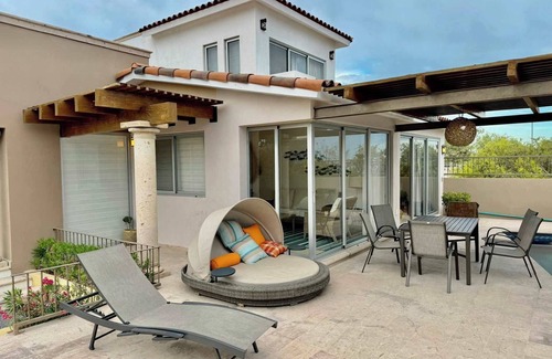 El Centenario House | Oceanfront Escape: Pool, BBQ, & Sunset Views
