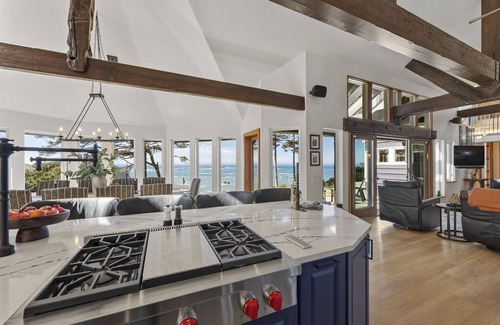 Gold Beach House | Oceanfront escape with beach access, private hot tub and game room