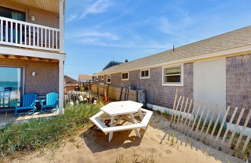 North Truro Apartment | Oceanfront gem with amazing beach views, AC & WiFi - dogs welcome