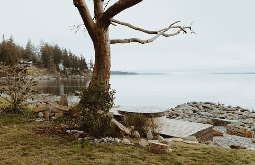 Powell River House | Oceanfront Getaway: Storms, Sauna (add on), Fireplace & Hot Tub (Pet Friendly)