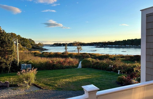Cape Neddick Cottage | Oceanfront getaway, private boardwalk steps to Cape Neddick Beach