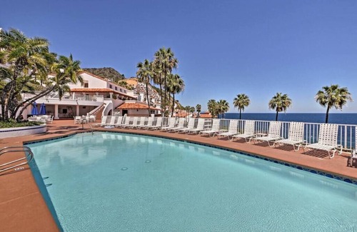 Avalon Condo | Oceanfront Hamilton Cove Penthouse suite with stunning panoramic views!