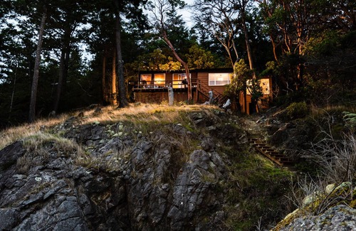 Anacortes House | Oceanfront home steps from private beach & only a quick drive to Anacortes!