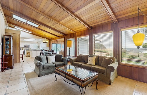 Fort Bragg House | Oceanfront home with jetted tub, deck, & wonderful views - walk to beach
