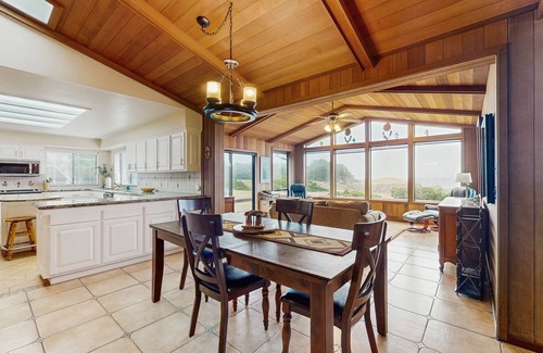 Fort Bragg House | Oceanfront home with jetted tub, deck, & wonderful views - walk to beach