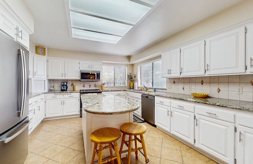 Fort Bragg House | Oceanfront home with jetted tub, deck, & wonderful views - walk to beach