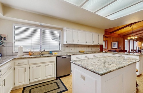 Fort Bragg House | Oceanfront home with jetted tub, deck, & wonderful views - walk to beach