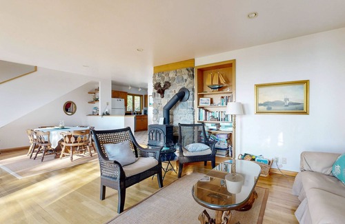 Camden Cottage | Oceanfront home with water views - central AC, washer/dryer & beach access