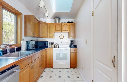 Camden Cottage | Oceanfront home with water views - central AC, washer/dryer & beach access