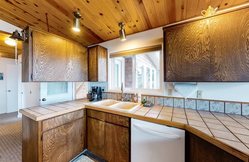 Yachats House | Oceanfront House with Private Hot Tub & Beach Access - Dog-Friendly