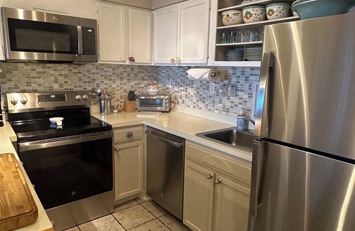 North Ocean City Condo | Oceanfront ~Hypnotizing Ocean Waves & Stunning Sunrises! Pool~Linens~Smart TV