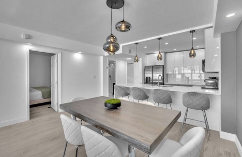 Hollywood South Central Beach Condo | Oceanfront Modern 2 BR Gem Renovated Beach Service + Free Parking