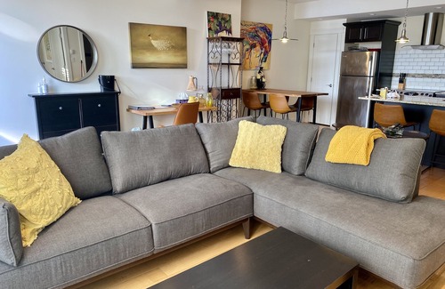 Sooke House | OCEANFRONT - Modern. In Sooke core & close to amenities. Hottub.