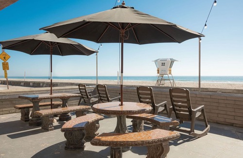Mission Beach Apartment | Oceanfront Oasis: Step from Your Door to the Sand in San Diego