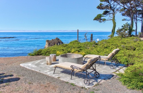 Fort Bragg Cottage | Oceanfront one-bedroom suite, Private Deck, Fire pit, - Minutes to Town