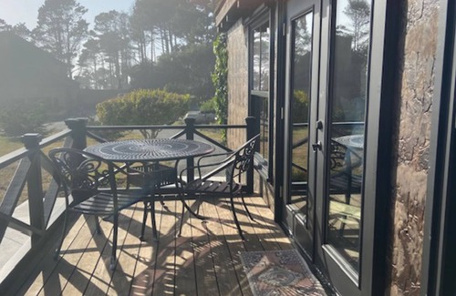 Fort Bragg Cottage | Oceanfront one-bedroom suite, Private Deck, Fire pit, - Minutes to Town