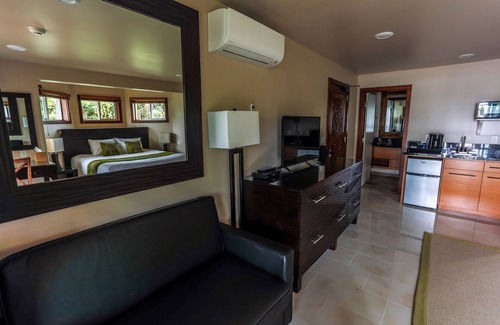 Keaukaha Hotel | Oceanfront Orchid Room - Hilo Beach House Inn