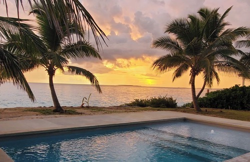 Jimmy Hill House | Oceanfront Paradise in Exuma: Pool, Kayaks & Stunning Views Await You!