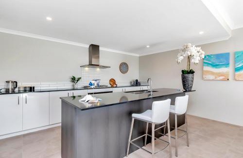 Mandurah Apartment | Oceanfront Retreat With Stunning Marina Views