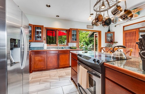 Honaunau-Napoopoo House | Oceanfront sanctuary with light-filled interior, lanai, W/D, & full kitchen