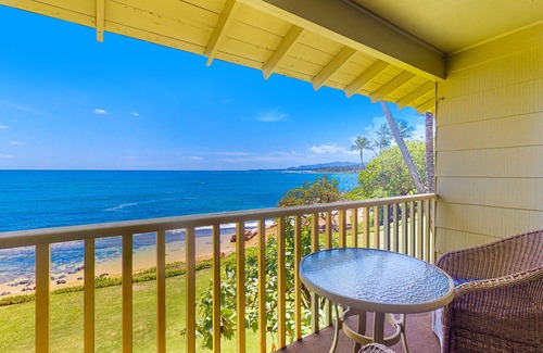 Wailua Apartment | Oceanfront second-floor condo - amazing ocean views, pool, walk to restaurants