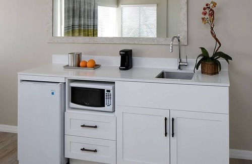Islamorada Resort | Oceanfront Studio Queen w/Kitchenette, Pool, Free Parking & Pet Friendly