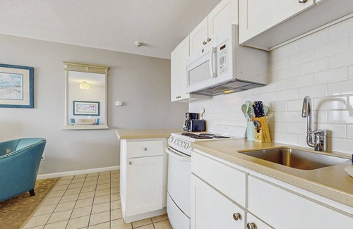 North Truro Apartment | Oceanfront studio suite with amazing views, patio & AC - dogs welcome