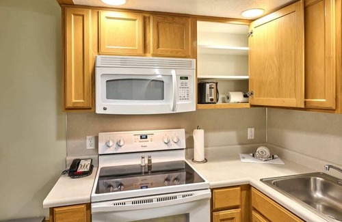 Logsden Condo | Oceanfront Studio With Full Kitchen - Beach Access - Pool & Hot Tub!