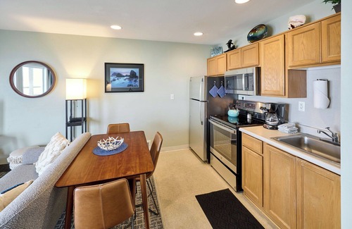 Lincoln City Condo | Oceanfront Studio - Ground Floor - Sleeps 4