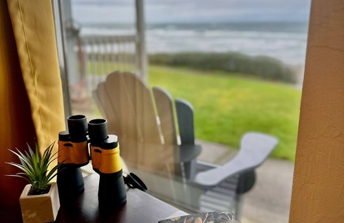 Newport Condo | Oceanfront studio with King bed, hot tub & AC