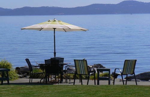 Cordova Bay House | OCEANFRONT SUITE ON WALK ON SANDY BEACH WITH INCREDIBLE VIEWS.