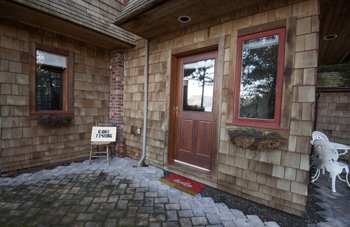 Maple Bay Apartment | Oceanfront Suite with Hot Tub