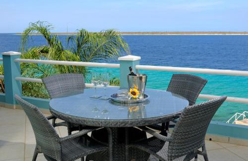Kralendijk Apartment | Oceanfront Tarpon at Den Laman