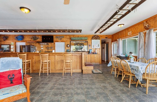Sullivan Apartment | OCEANFRONT - Taunton Bay Escape with 2 Apts & Cottage - sleeps up to 13 people!