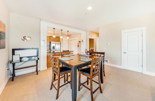 Newport Condo | Oceanfront top floor condo with stunning views gas fireplace and grill