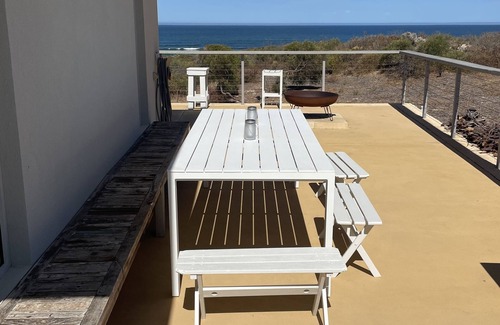Dongara House | Oceanfront Tranquility: Luxe Modern Retreat