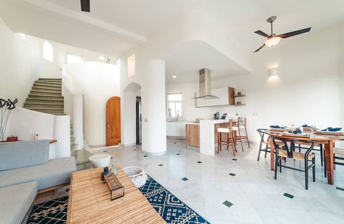 P Chahue Condo | Oceanfront Two Bedroom W/Private Rooftop Terrace