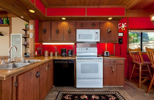 Philo House | Oceanfront Vacation Home - Spectacular Views; Hot Tub; Wi-Fi.